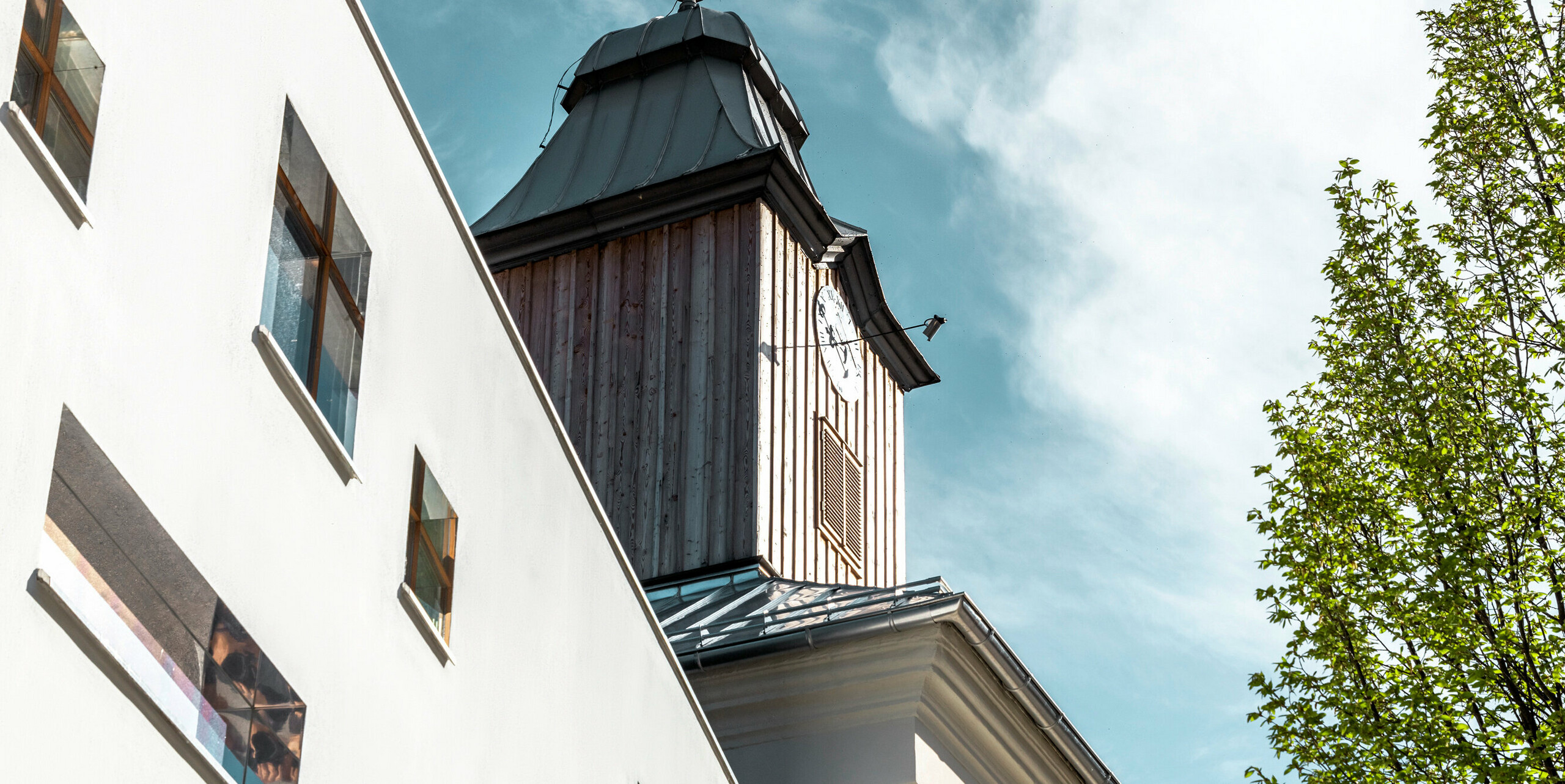 Streha hotela Glockenturm v Marktlu pri Lilienfeldu v Avstriji je prekrita s PREFA strešnimi skodlami v P.10 antracitni barvi. Sistem za odvodnjavanje PREFA je na stavbi ohranjen v naravnem aluminiju. Nedaleč stran od hotela Glockenturm se nahaja Leopold - naša gostilna, ki je prav tako prekrita s PREFA izdelki. 