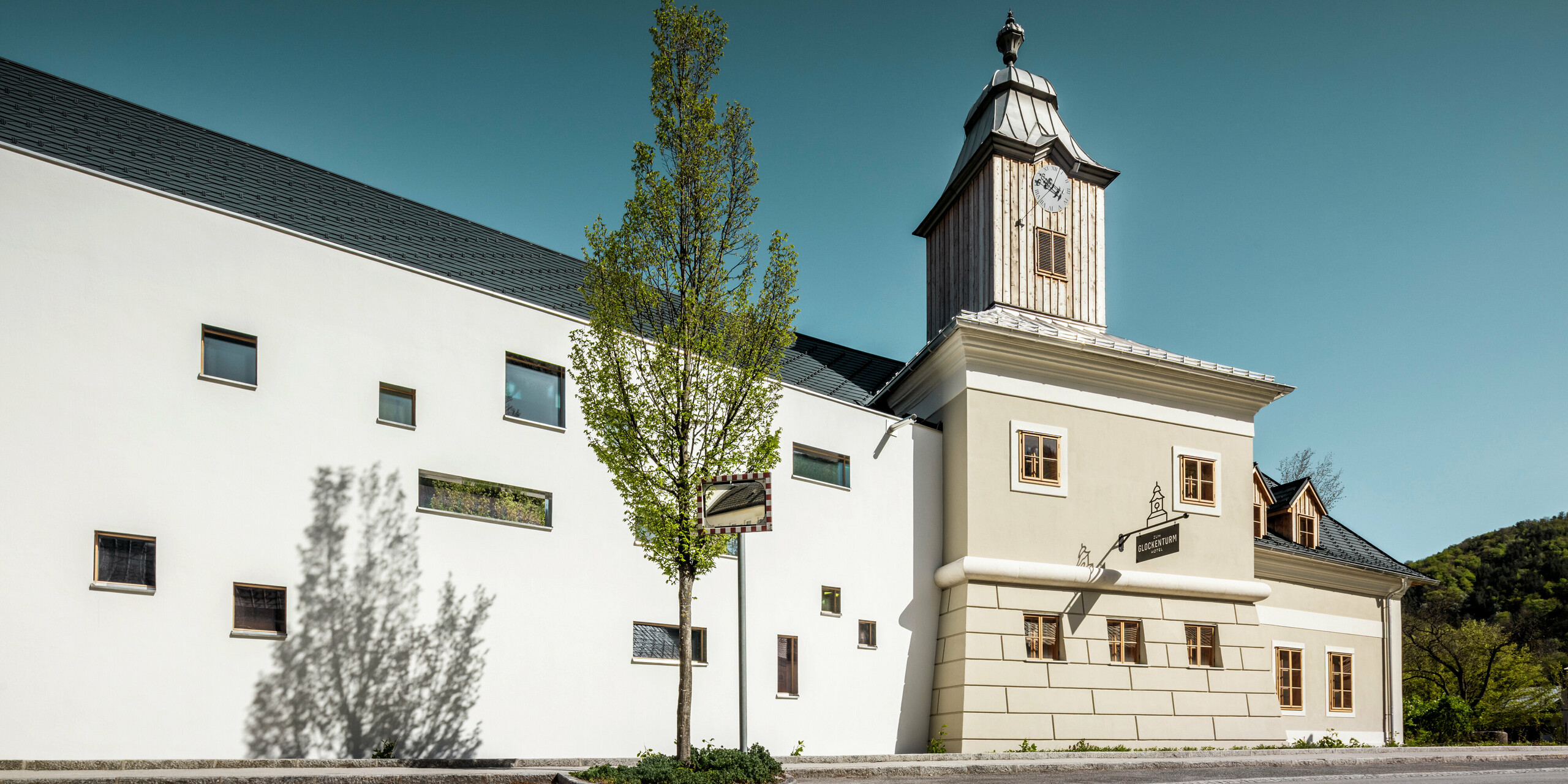 Streha hotela Glockenturm v Marktlu pri Lilienfeldu v Avstriji je prekrita s PREFA strešnimi skodlami v P.10 antracitni barvi. Sistem za odvodnjavanje PREFA je na stavbi ohranjen v naravnem aluminiju. Nedaleč stran od hotela Glockenturm se nahaja Leopold - naša gostilna, ki je prav tako prekrita s PREFA izdelki. 