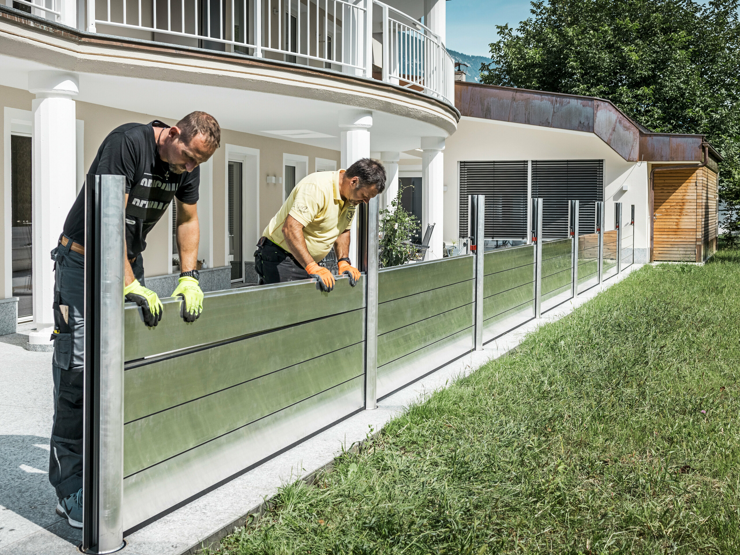 Die Aufnahme zeigt den mobilen Hochwasserschutz von PREFA, welcher das Einfamilienhaus im Hintergrund vor Hochwasser-Katastrophen schützt.