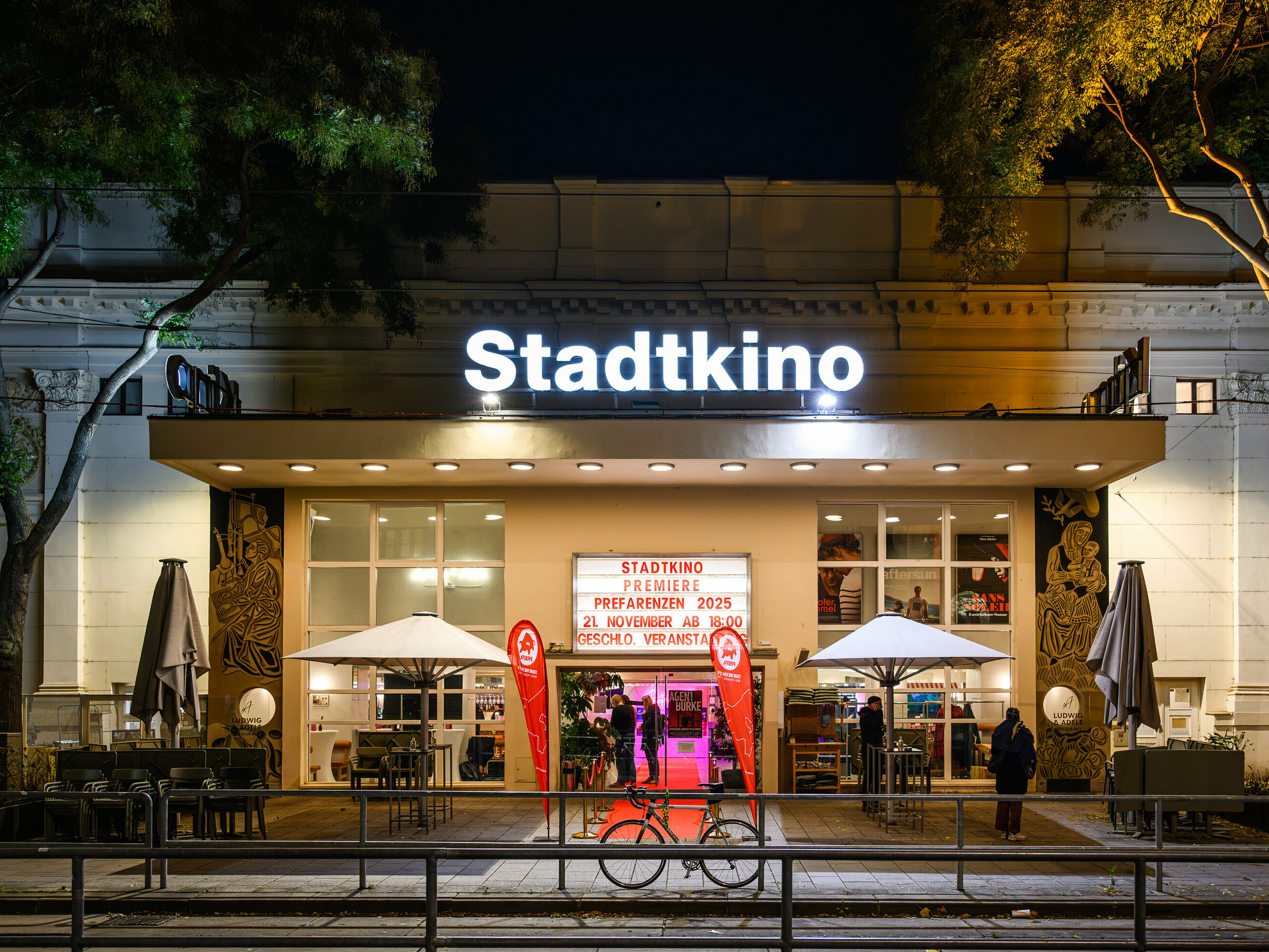 Außenansicht des Stadtkino Wien bei Nacht, stilvoll beleuchtet zur PREFARENZEN-Premiere 2025. Der rote Teppich und Banner weisen auf die geschlossene Veranstaltung am 21. November hin.