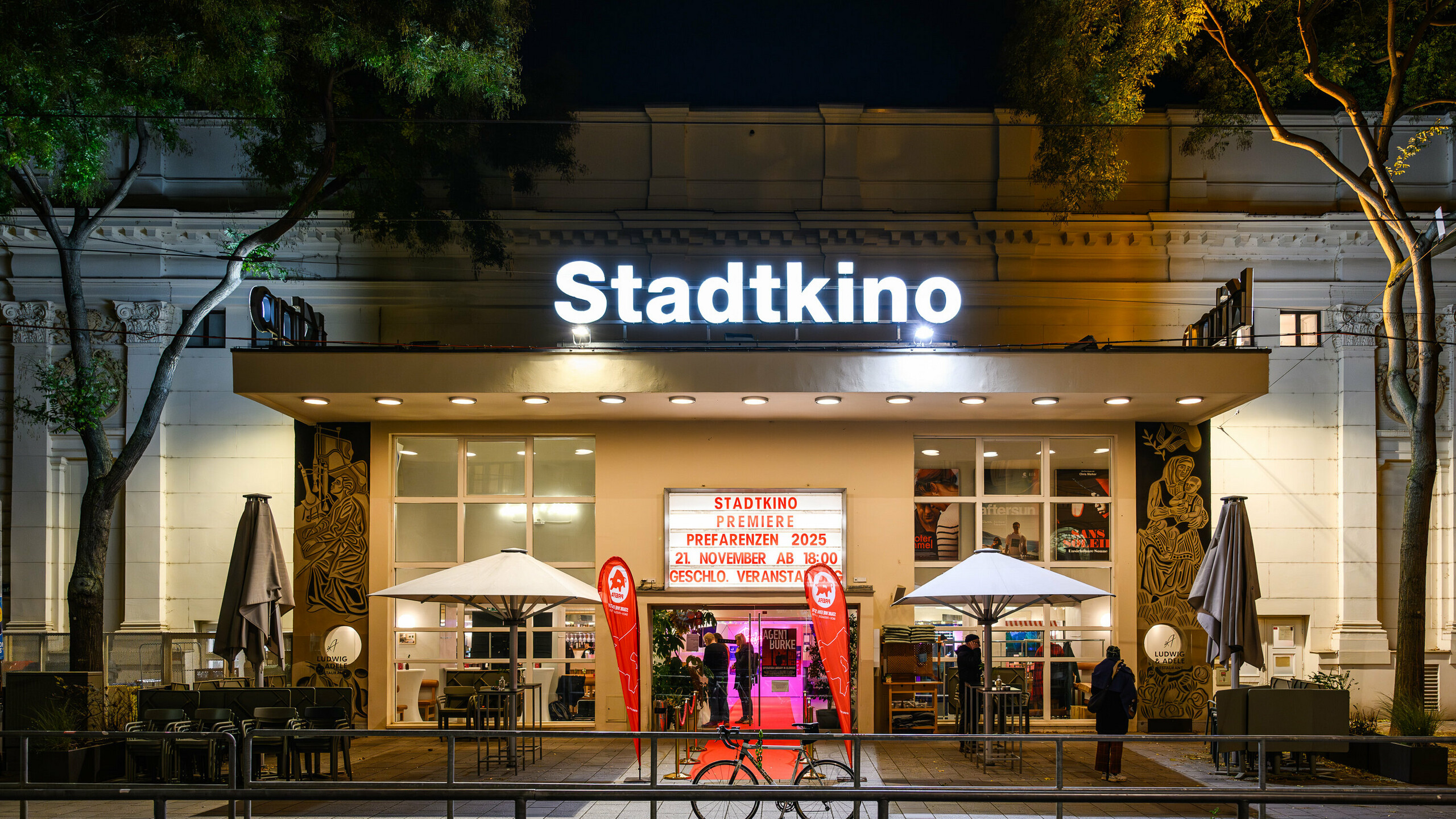 Außenansicht des Stadtkino Wien bei Nacht, stilvoll beleuchtet zur PREFARENZEN-Premiere 2025. Der rote Teppich und Banner weisen auf die geschlossene Veranstaltung am 21. November hin.