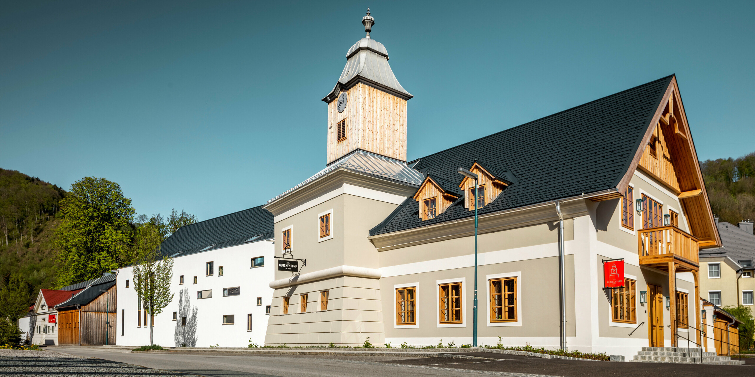 Streha hotela Glockenturm v Marktlu pri Lilienfeldu v Avstriji je prekrita s PREFA strešnimi skodlami v P.10 antracitni barvi. Sistem za odvodnjavanje PREFA je na stavbi ohranjen v naravnem aluminiju. Nedaleč stran od hotela Glockenturm se nahaja Leopold - naša gostilna, ki je prav tako prekrita s PREFA izdelki. 