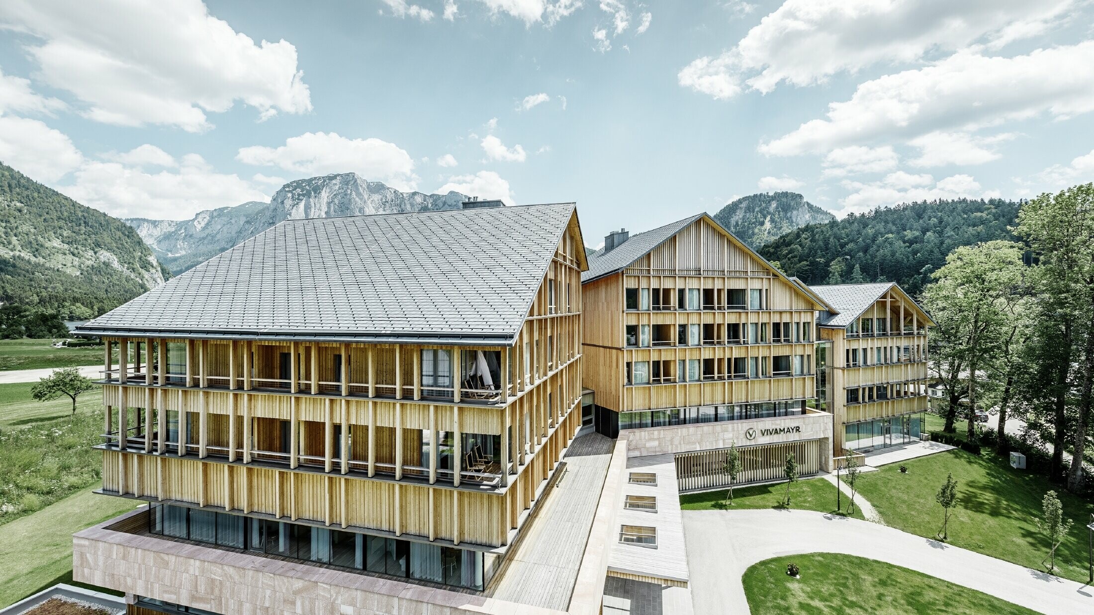 Hotel Vivamayr na lokaciji Altaussee z leseno fasado in streho s strešnimi skodlami PREFA