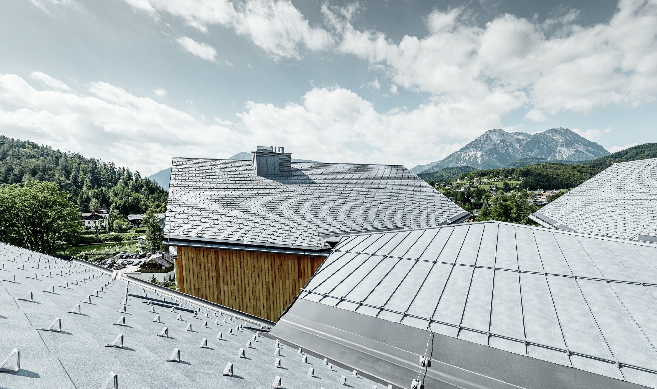 Hotel Vivamayr v kraju Altaussee z leseno fasado in streho s strešnimi skodlami PREFA