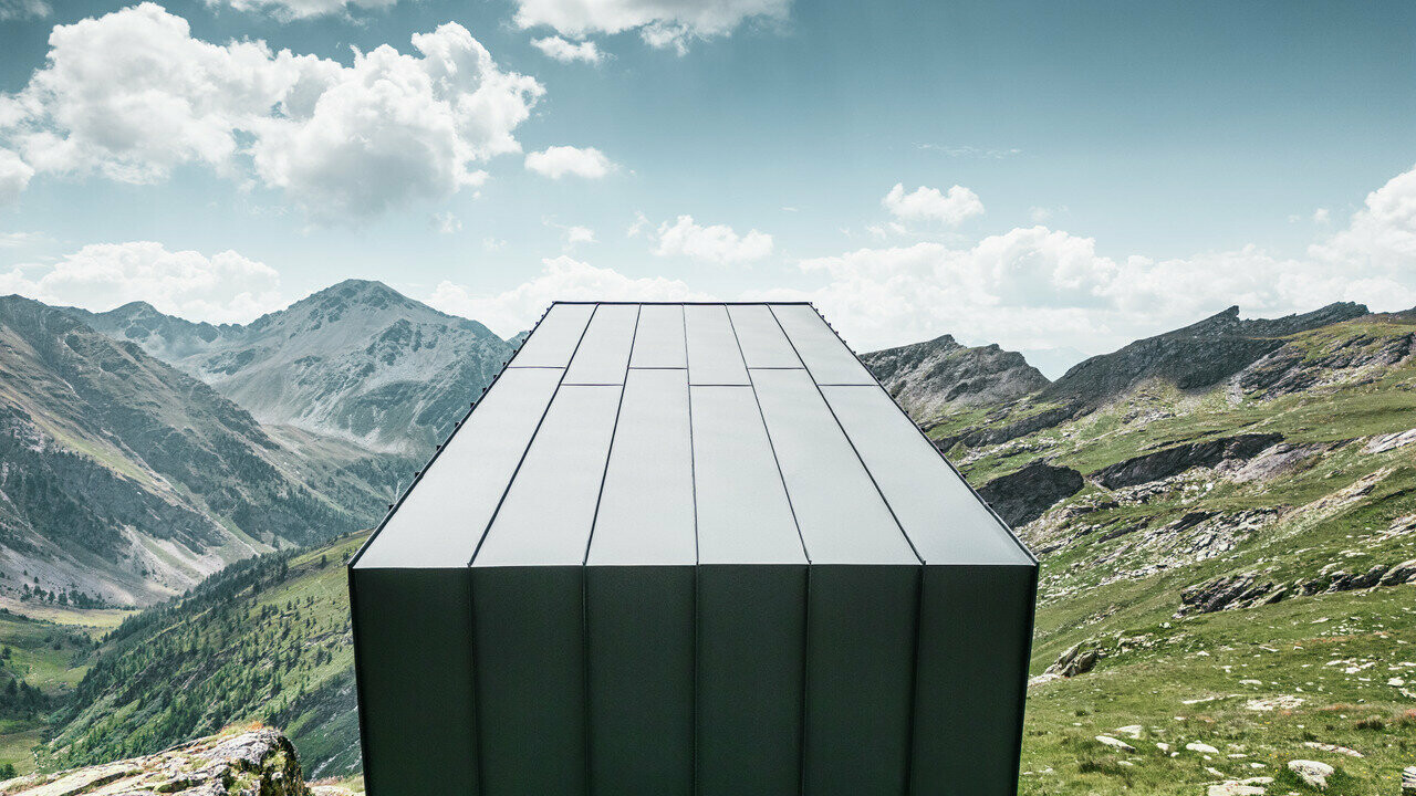 Im Bivacco Bredy können Wanderer einen einzigartigen Ausblick auf die italienischen Alpen genießen. Die Berghütte mit Aluminiumhülle hält selbst heftigen Stürmen, Erosion und schweren Schneelasten im Winter stand.