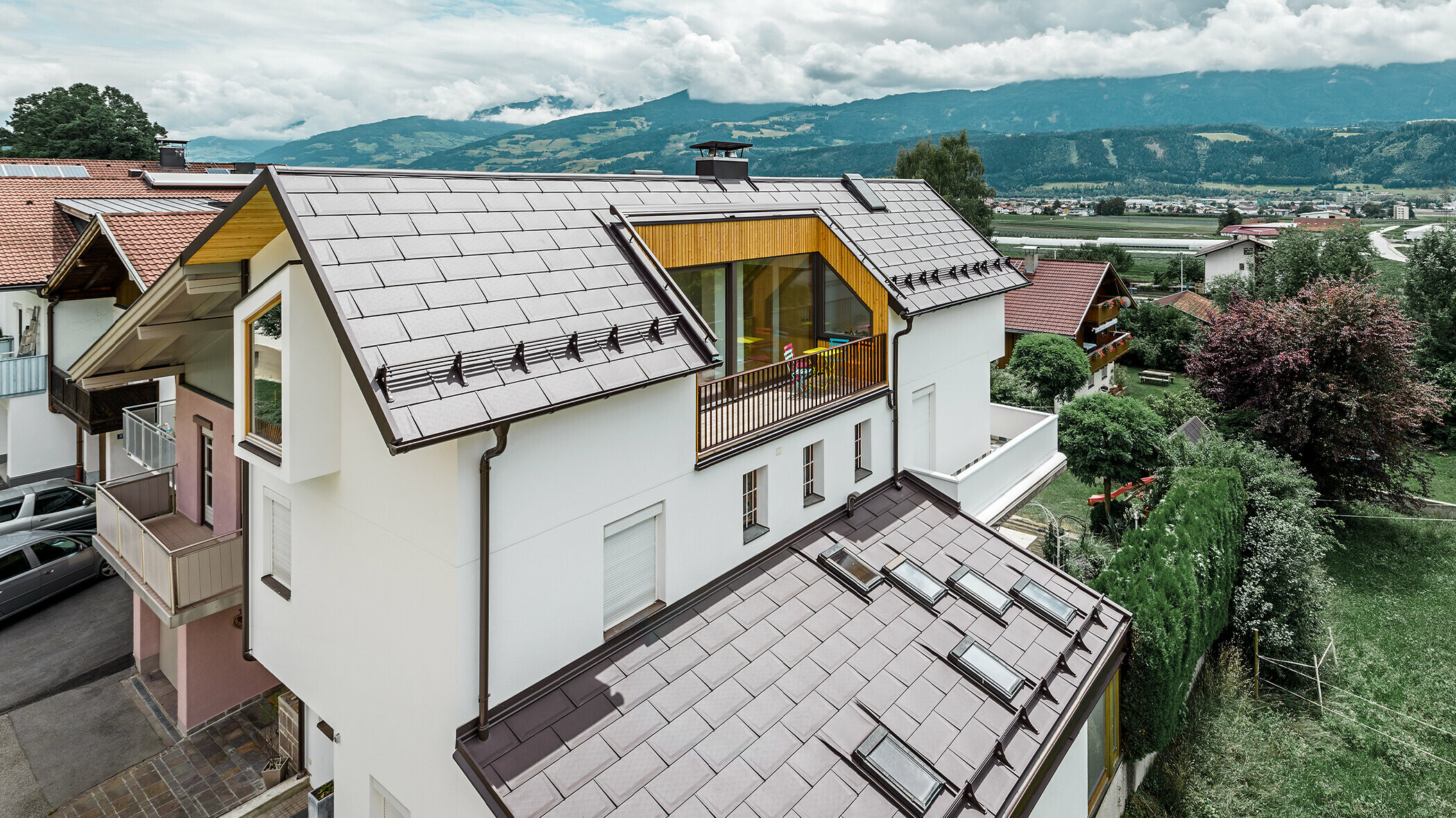 Das neue Wohnhaus in Thaur wurde mit der neuen Dachplatte R.16 von PREFA in Braun eingedeckt.