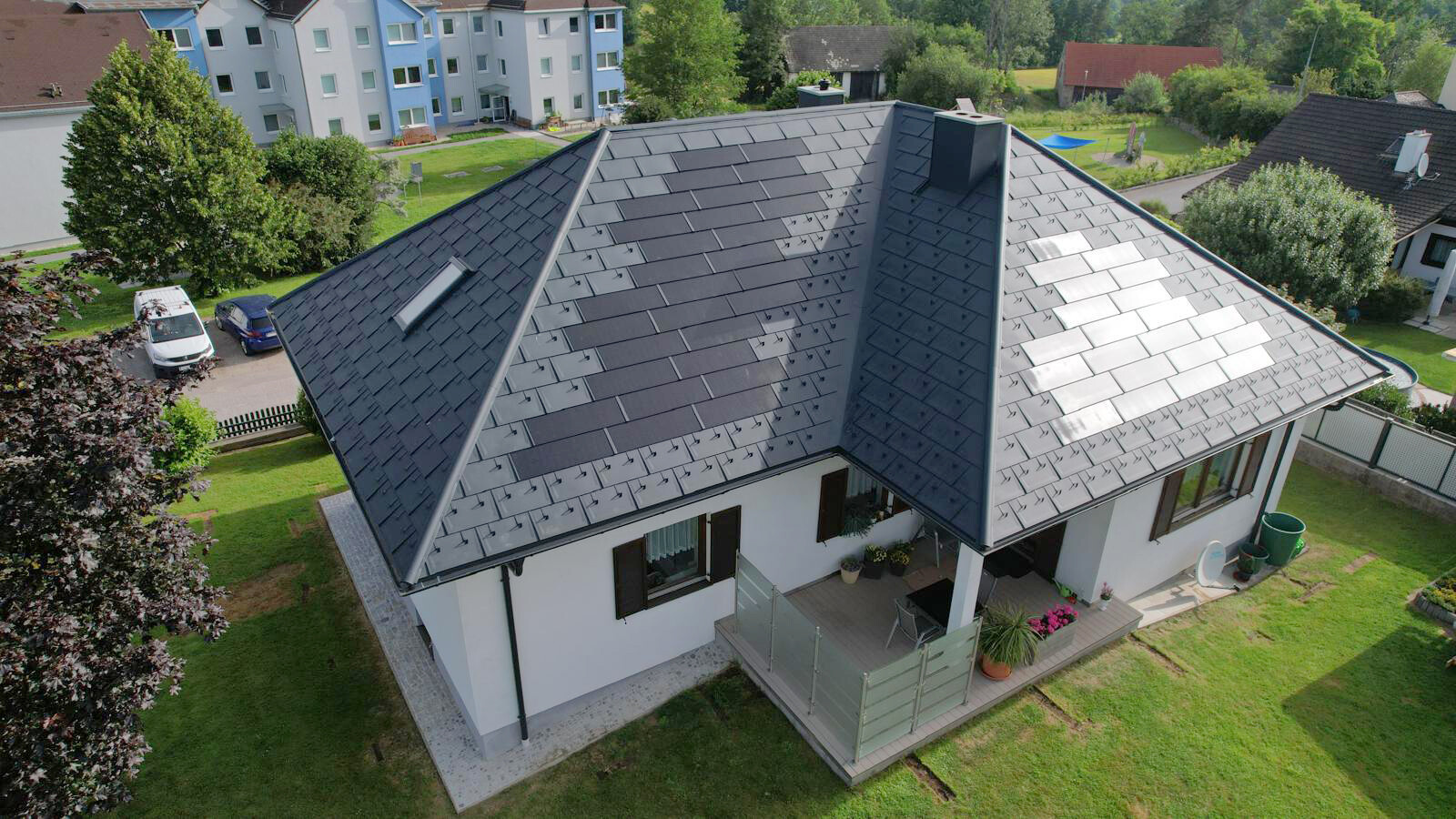 Klasična samostojna hiša v Weitri v Spodnji Avstriji, prenovljena z inovativnimi solarnimi strešnimi ploščami PREFA in strešnimi ploščami R.16. Streha združuje visokokakovostne aluminijaste izdelke in napredno solarno tehnologijo za pridobivanje trajnostne energije, hkrati pa zagotavlja elegantno zaščito. Strešna kritina PREFA daje hiši eleganten in sodoben videz. Inovativni sončni strešni paneli prispevajo tudi k okolju prijaznemu pridobivanju energije. Visokokakovostna pločevinasta streha pomeni trajnost, odpornost na vremenske vplive in energetsko učinkovitost.