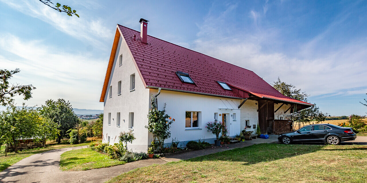 Alter kleiner Bauernhof am Land, schön saniert mit der PREFA Dachplatt in Oxydrot.