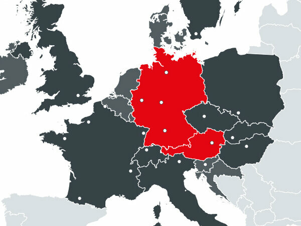 Zemljevid, na katerem so prikazane vse evropske države, v katerih družba PREFA posluje, z rdečo barvo obeh proizvodnih obratov v Avstriji in Nemčiji.